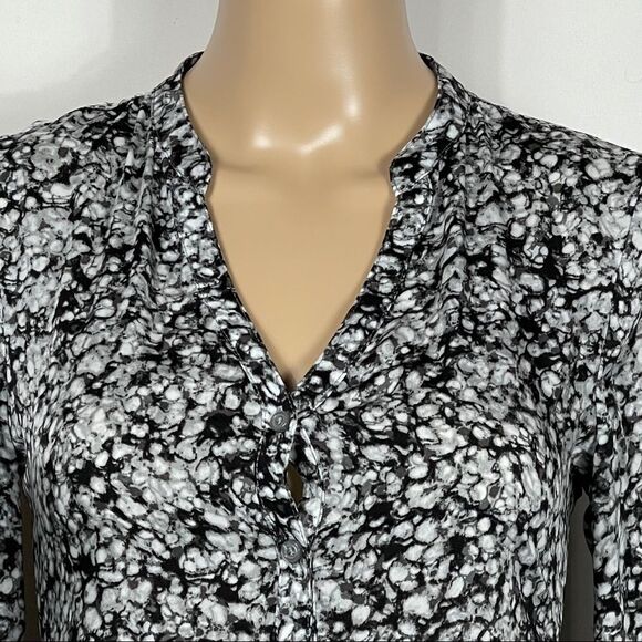 Daisy Fuentes Long Sleeve Black and White Blouse - Picture 5 of 12